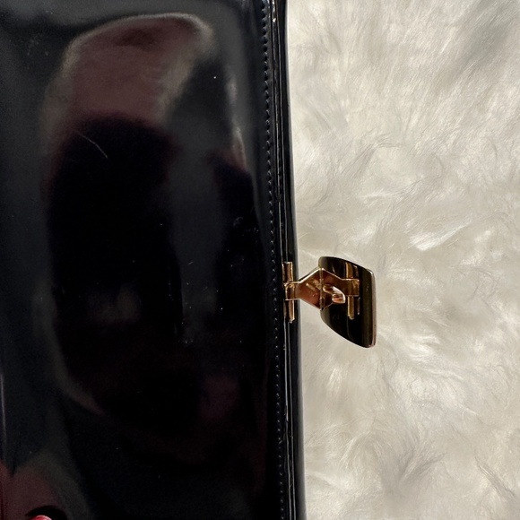 Classic Gucci Wallet with Gold toned Clasp - Picture 5 of 10